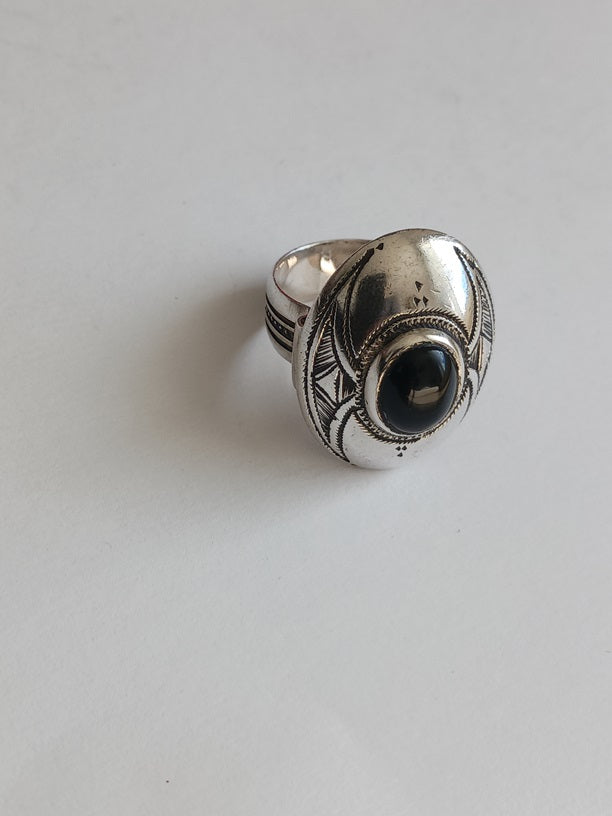 Bague touarègue en argent ciselé ornée d'une pierre agate noire