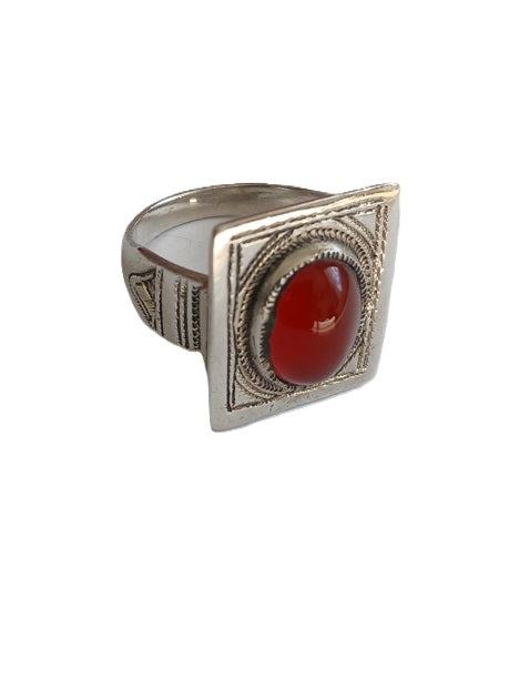 Bague touarègue en argent ciselé ornée d'une pierre agate