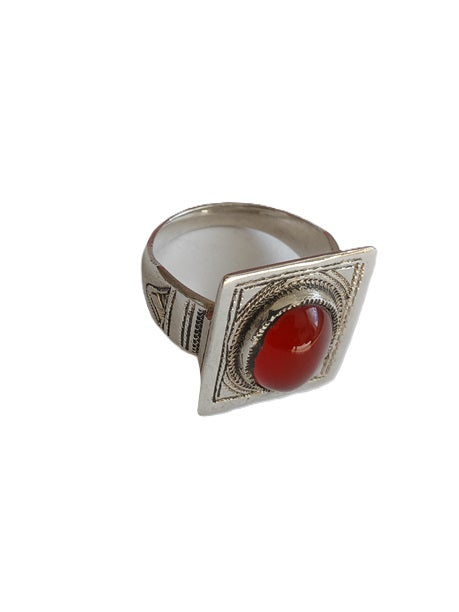 Bague touarègue en argent ciselé ornée d'une pierre agate