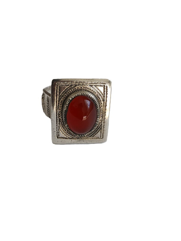 Bague touarègue en argent ciselé ornée d'une pierre agate