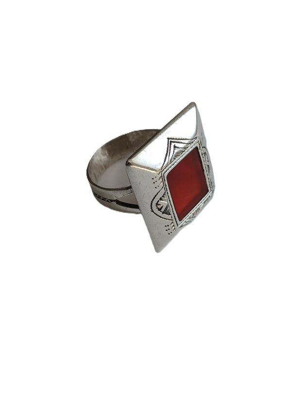 Bague touarègue en argent ciselé ornée d'une pierre agate