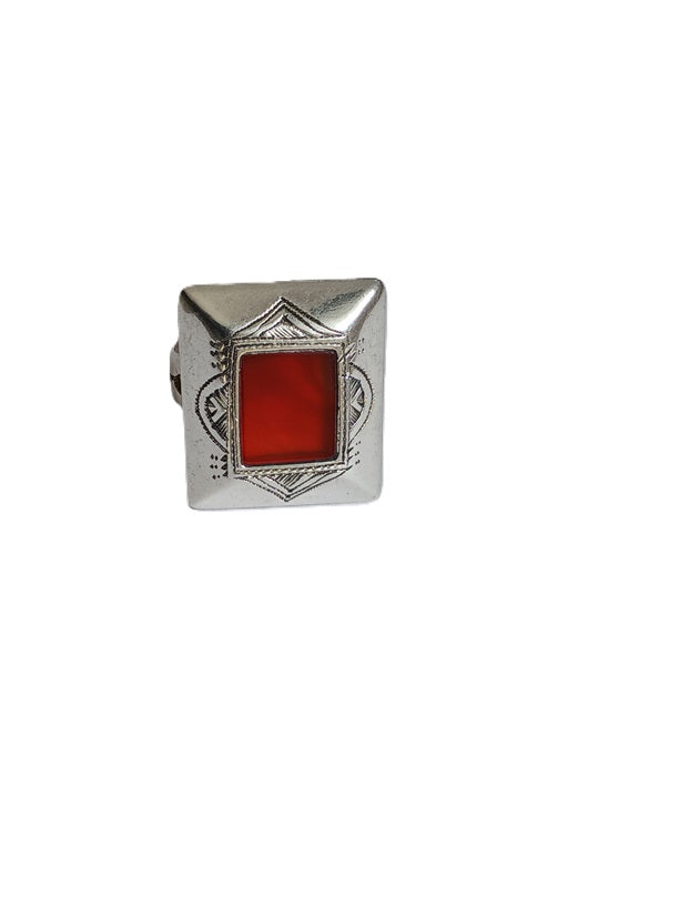 Bague touarègue en argent ciselé ornée d'une pierre agate