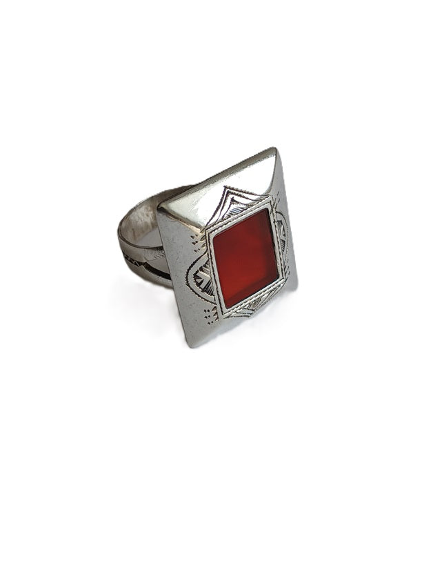 Bague touarègue en argent ciselé ornée d'une pierre agate