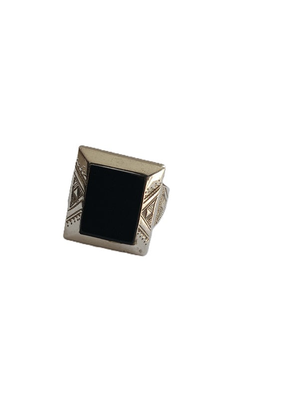 Bague touarègue en argent ciselé ornée d'une pierre agate noire