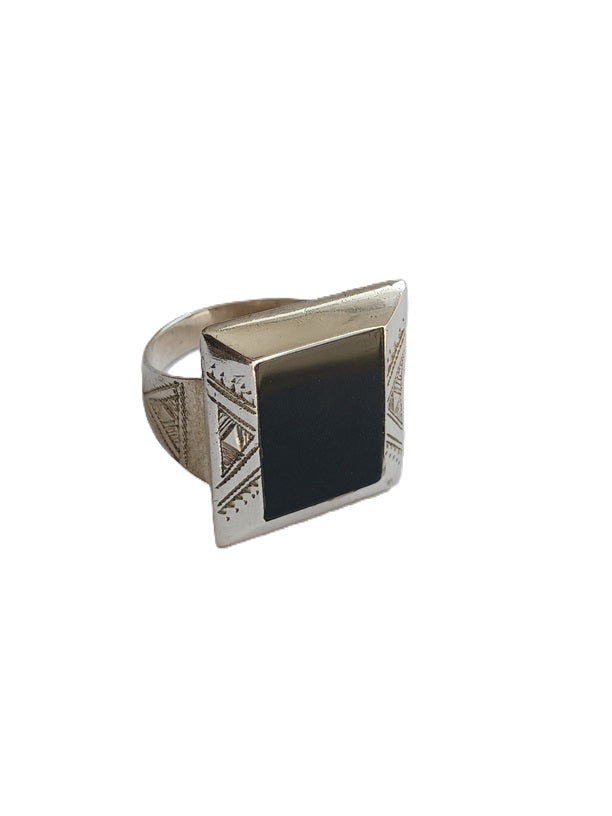 Bague touarègue en argent ciselé ornée d'une pierre agate noire