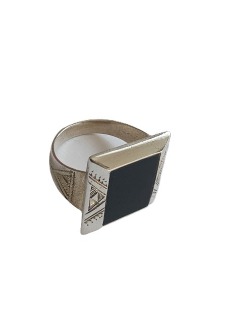 Bague touarègue en argent ciselé ornée d'une pierre agate noire