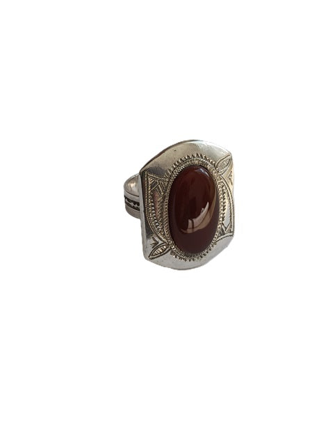 Bague touarègue en argent ciselé ornée d'une pierre agate