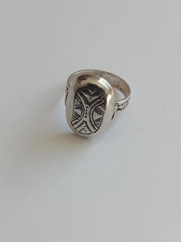 Bague touarègue en argent ciselé