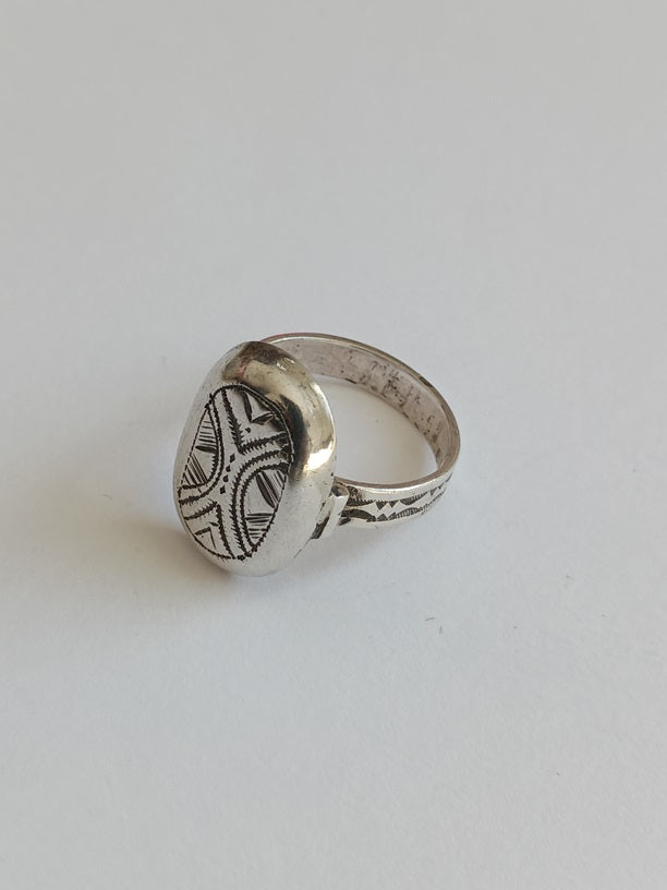 Bague touarègue en argent ciselé