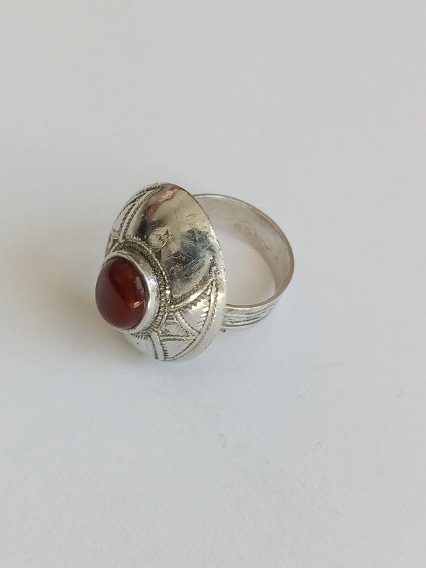 Bague touarègue en argent ciselé ornée d'une pierre agate