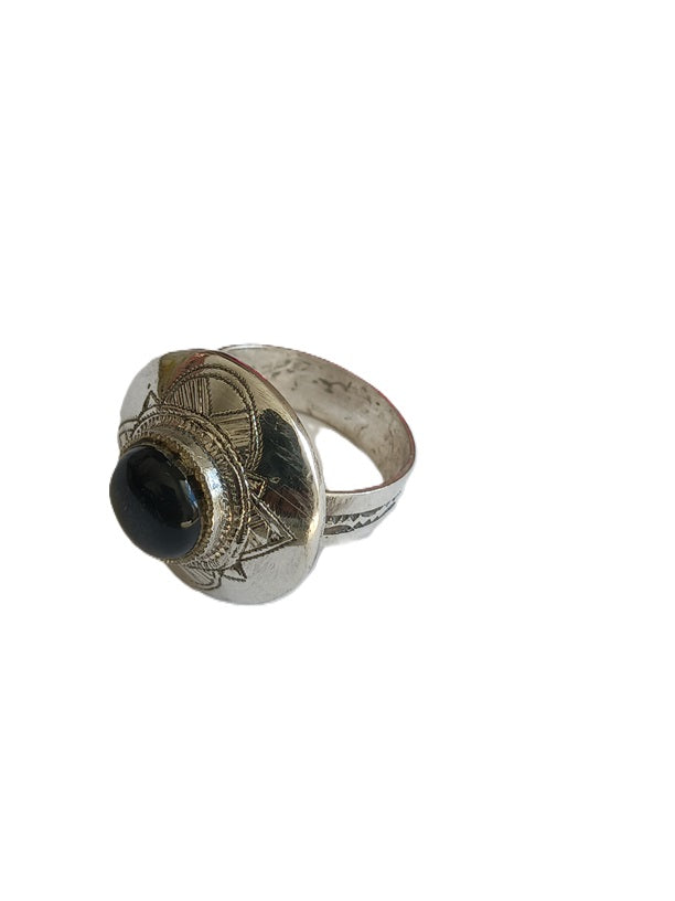 Bague touarègue en argent ciselé ornée d'une pierre agate