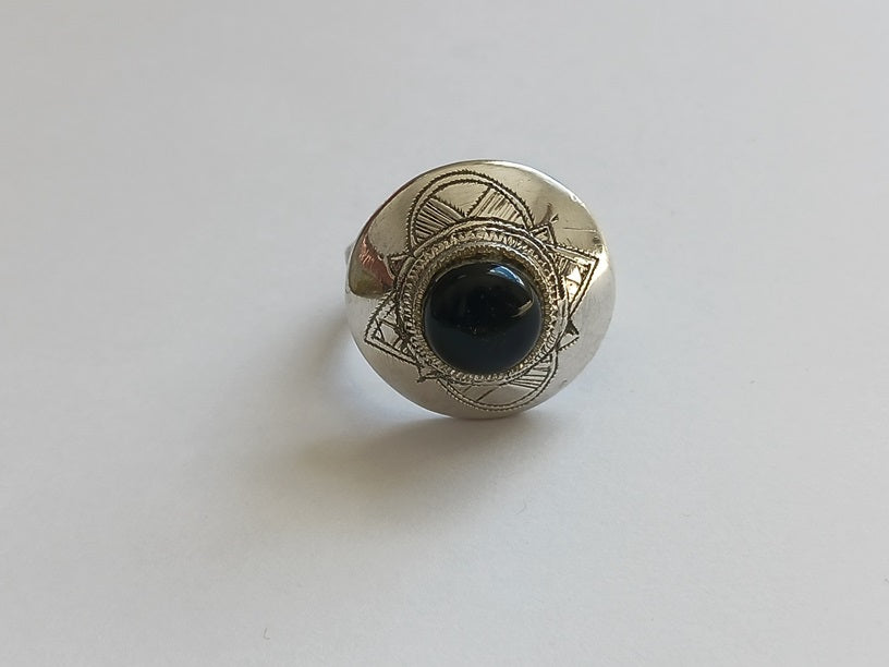 Bague touarègue en argent ciselé ornée d'une pierre agate