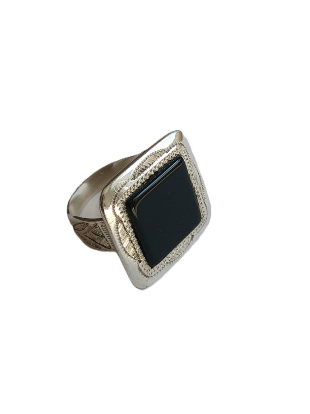 Bague touarègue en argent ciselé ornée d'une pierre agate noire