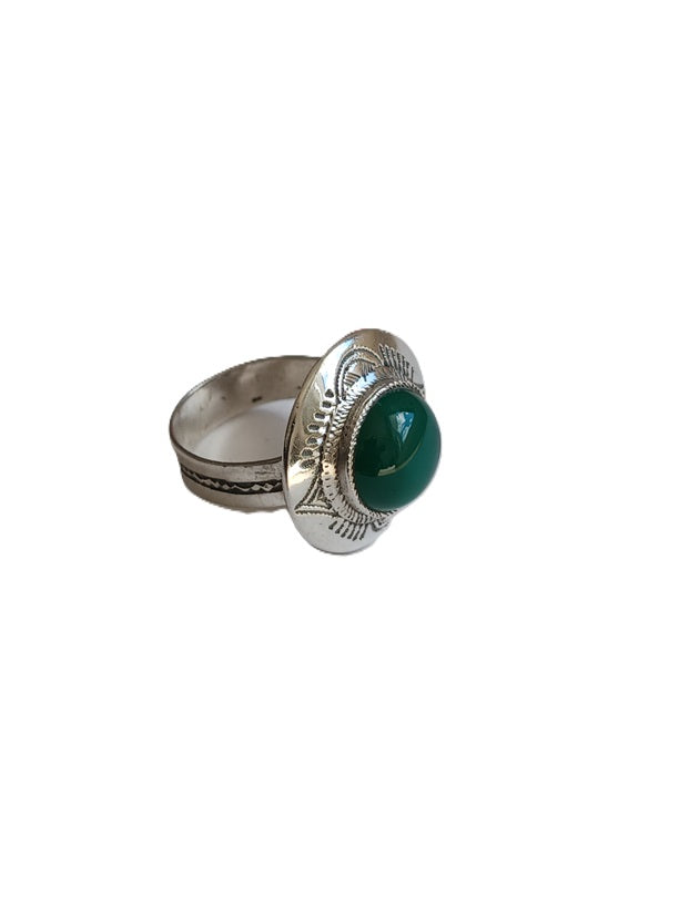 Bague touarègue en argent ciselé ornée d'une jolie pierre agate verte