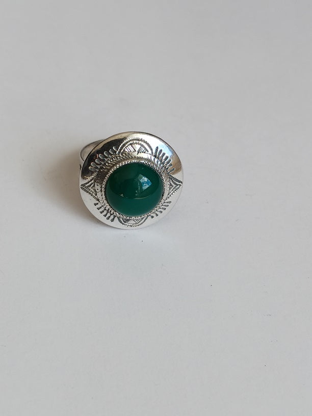 Bague touarègue en argent ciselé ornée d'une jolie pierre agate verte