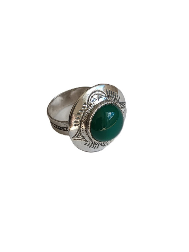 Bague touarègue en argent ciselé ornée d'une jolie pierre agate verte
