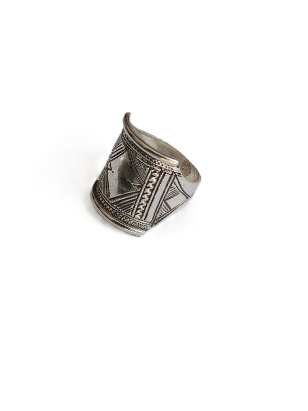 Bague touarègue en argent ciselé