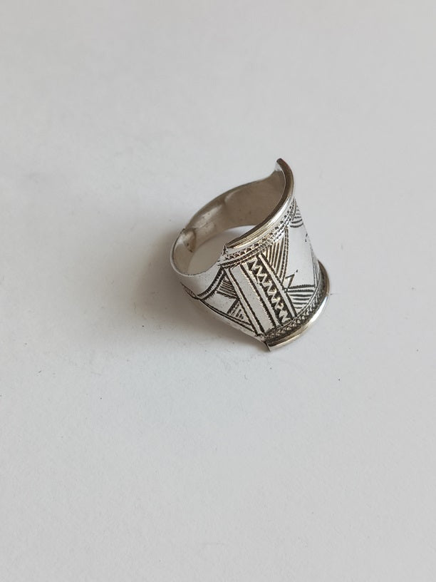 Bague touarègue en argent ciselé