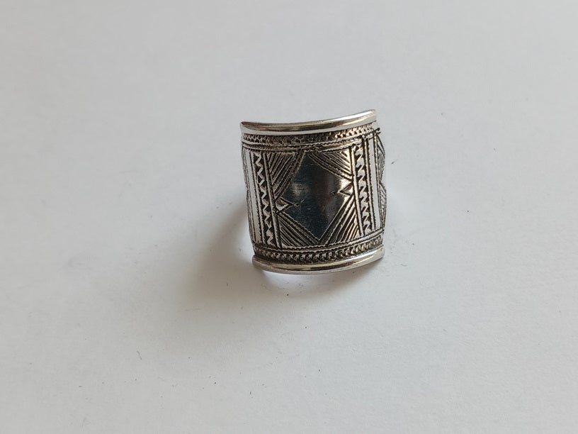 Bague touarègue en argent ciselé