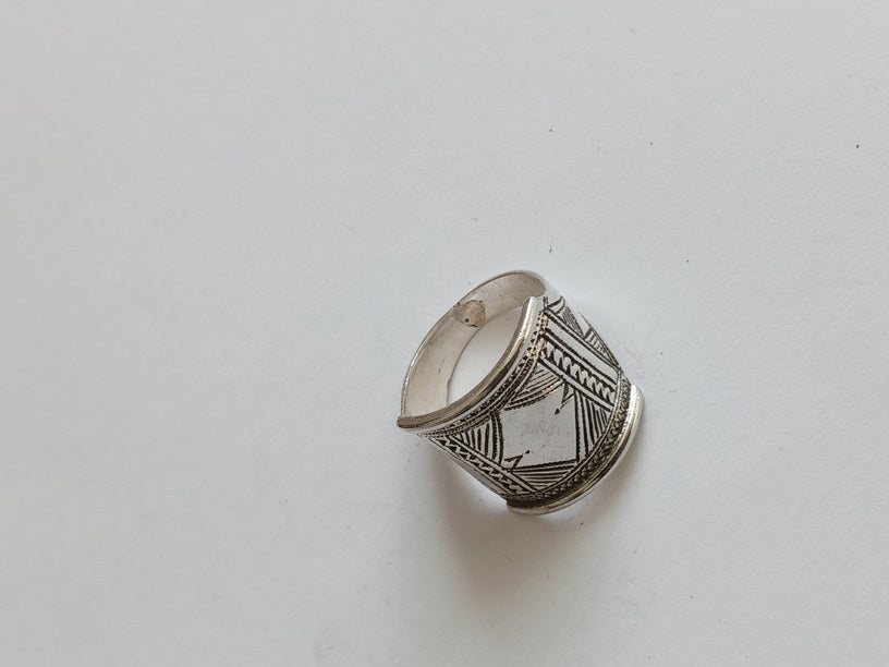 Bague touarègue en argent ciselé