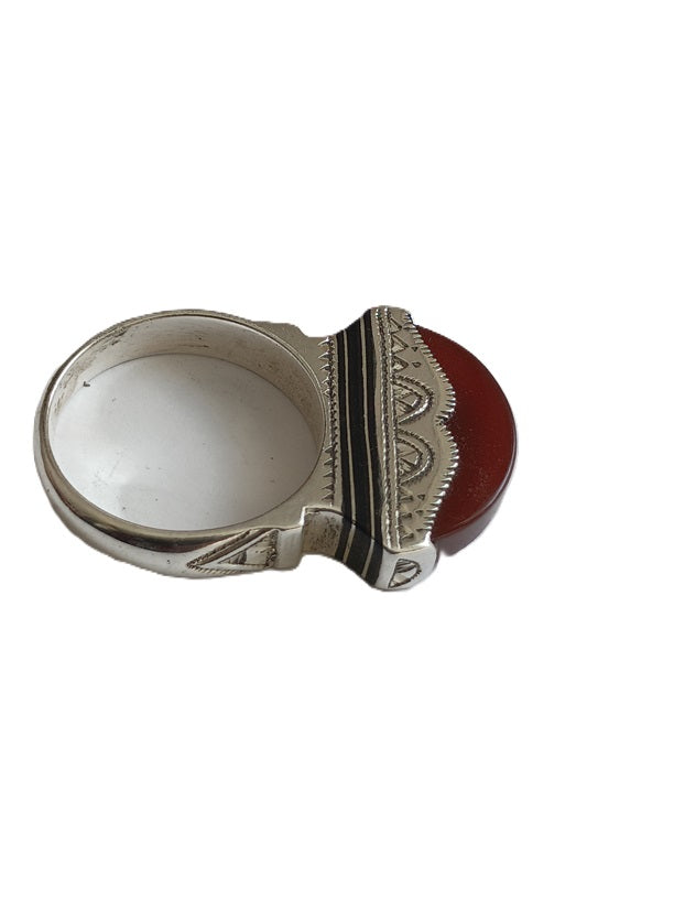 Bague touarègue en argent ciselé ornée d'une pierre agate