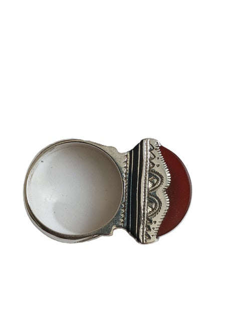 Bague touarègue en argent ciselé ornée d'une pierre agate