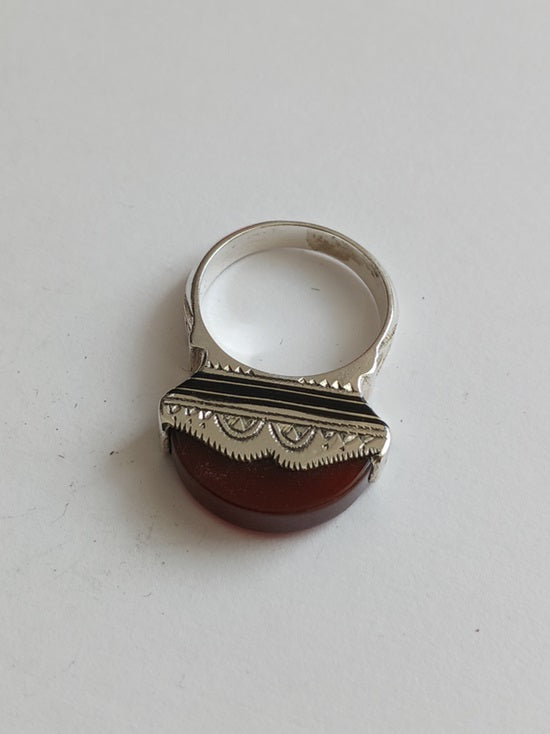 Bague touarègue en argent ciselé ornée d'une pierre agate