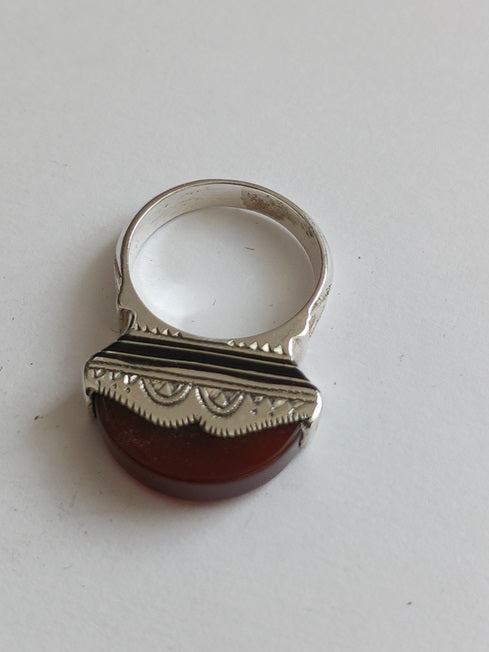 Bague touarègue en argent ciselé ornée d'une pierre agate