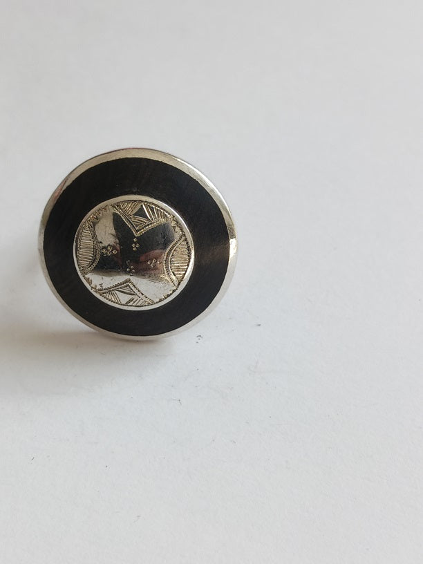 Bague touarègue en argent ciselé ornée et bois d'ébène