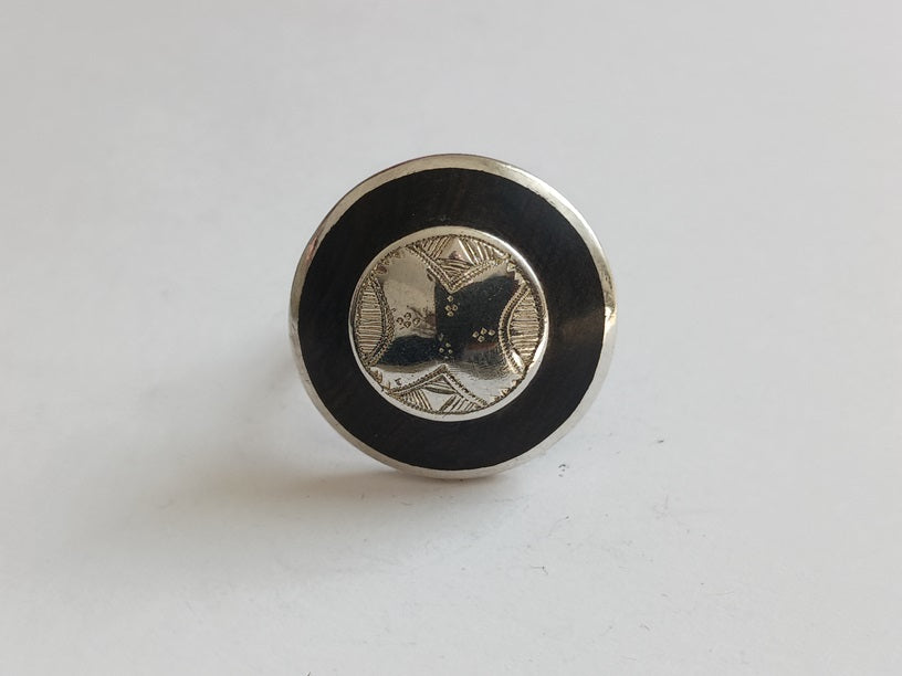 Bague touarègue en argent ciselé ornée et bois d'ébène