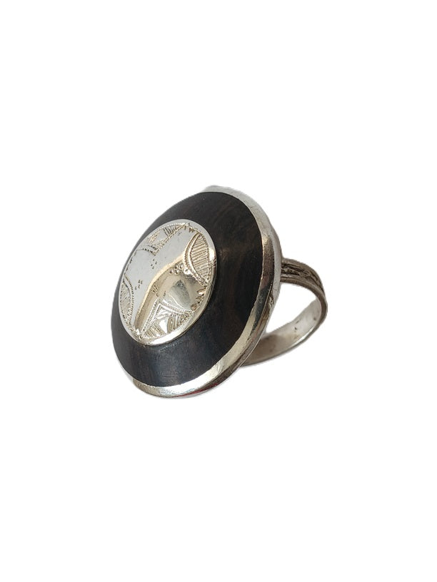 Bague touarègue en argent ciselé ornée et bois d'ébène