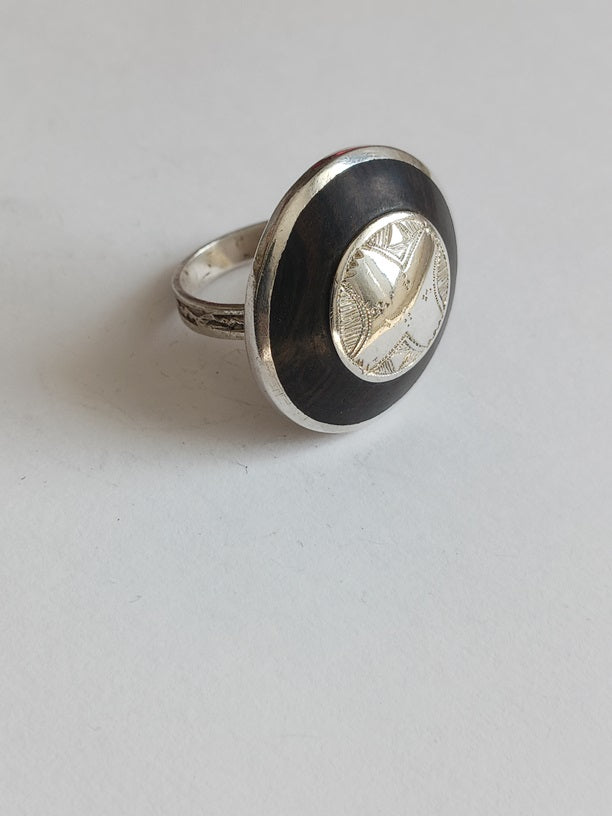 Bague touarègue en argent ciselé ornée et bois d'ébène