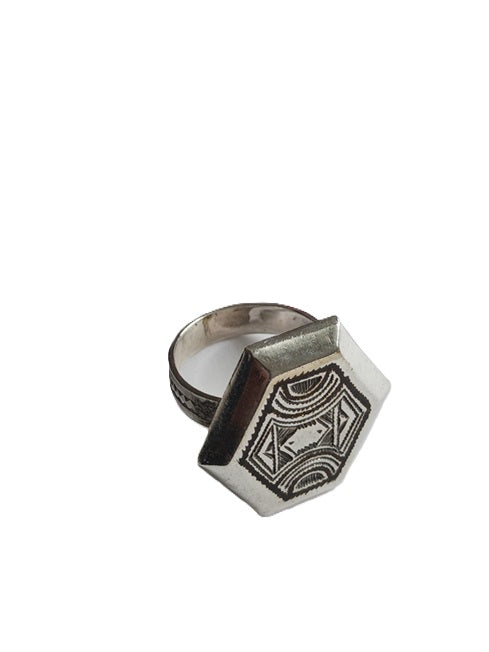 Bague touarègue en argent ciselé avec des motifs en bois d'ébène