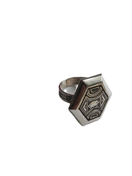 Bague touarègue en argent ciselé avec des motifs en bois d'ébène