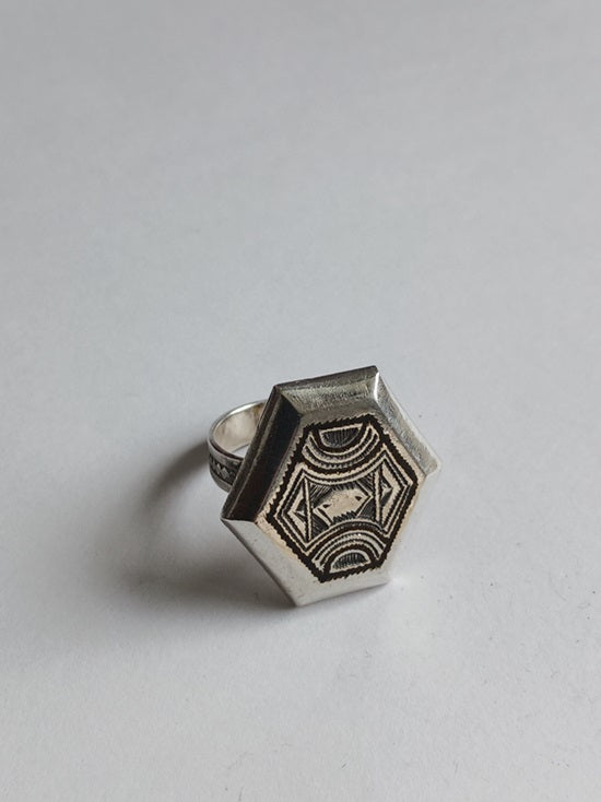 Bague touarègue en argent ciselé avec des motifs en bois d'ébène