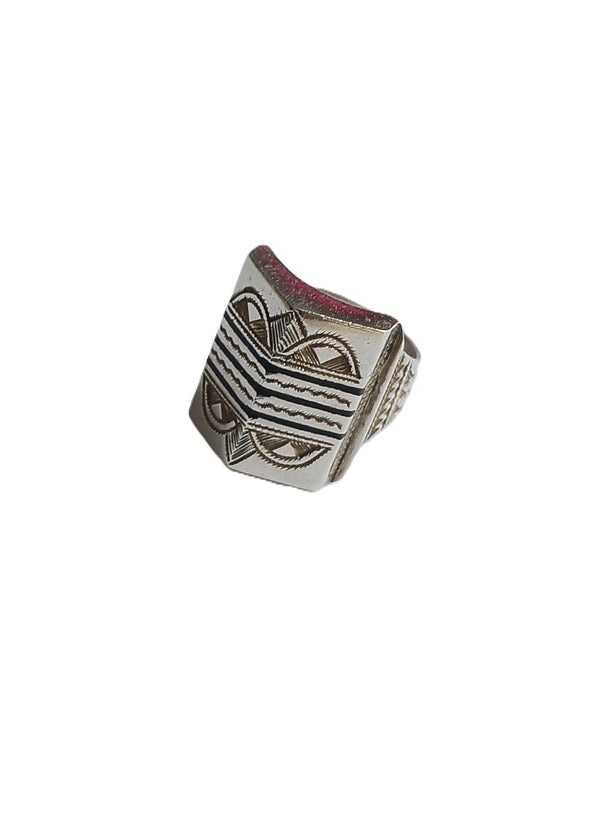 Bague touarègue en argent ciselé avec des motifs en bois d'ébène