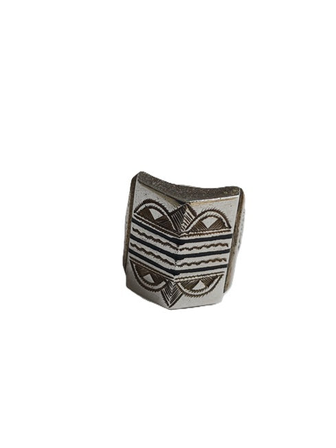 Bague touarègue en argent ciselé avec des motifs en bois d'ébène