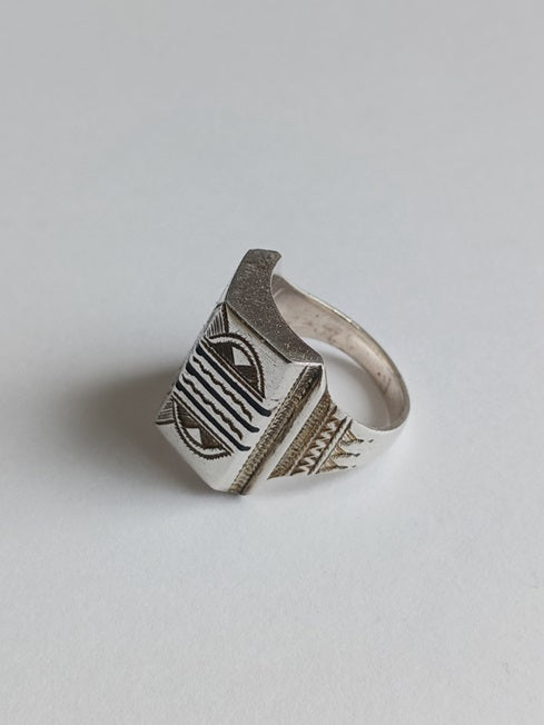 Bague touarègue en argent ciselé avec des motifs en bois d'ébène