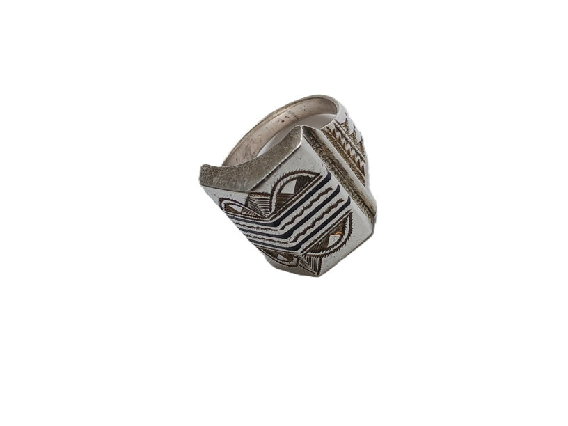 Bague touarègue en argent ciselé avec des motifs en bois d'ébène