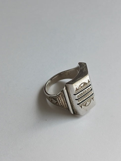 Bague touarègue en argent ciselé avec des motifs en bois d'ébène