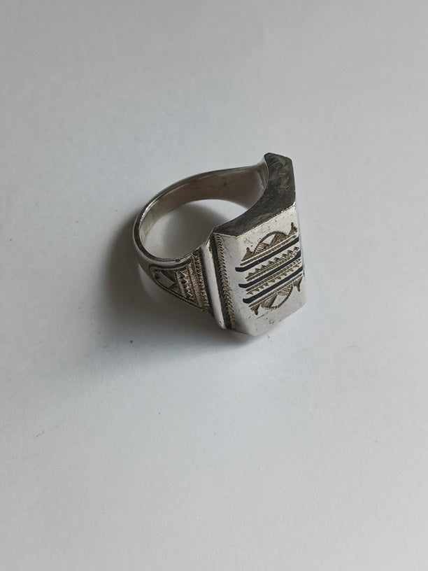 Bague touarègue en argent ciselé avec des motifs en bois d'ébène