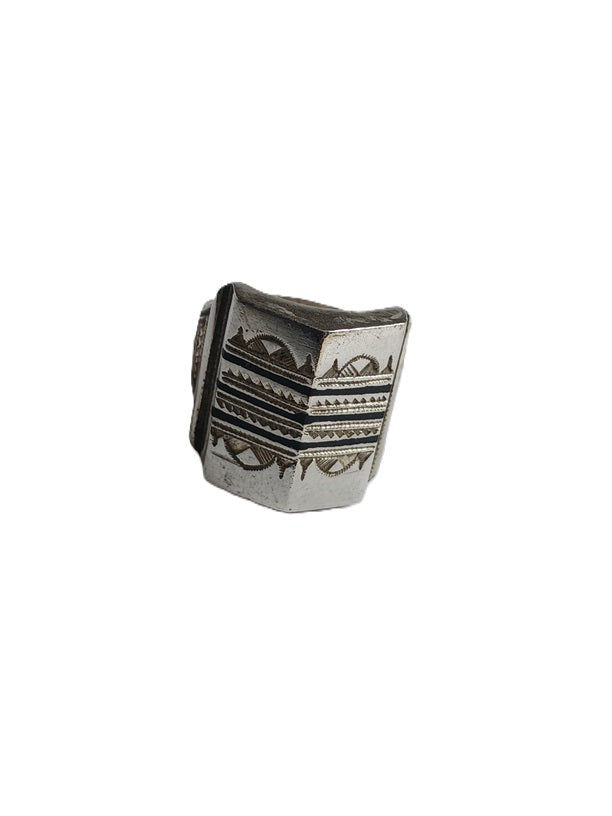 Bague touarègue en argent ciselé avec des motifs en bois d'ébène