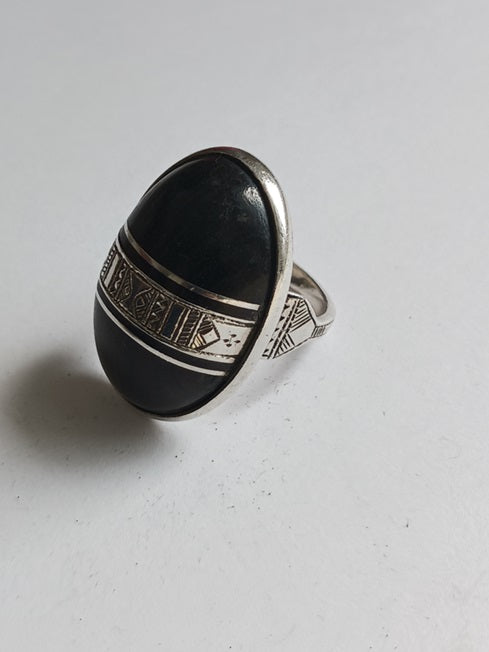 Bague touarègue en argent ciselé et bois d'ébène