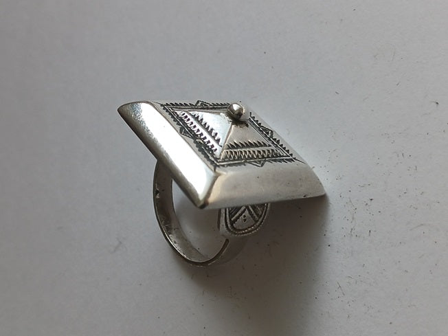 Bague touarègue en argent ciselé