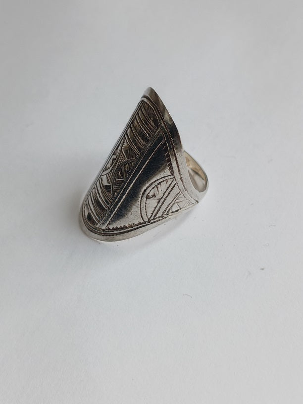 Bague touarègue en argent ciselé