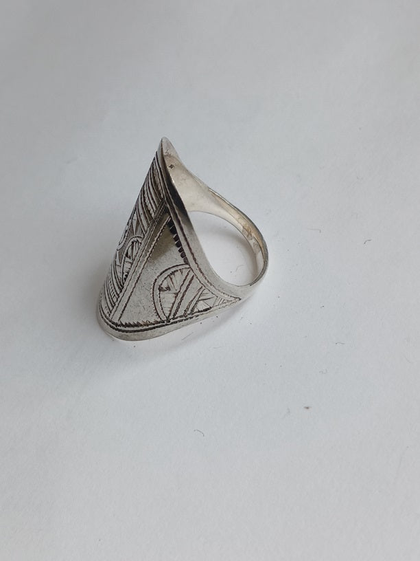 Bague touarègue en argent ciselé
