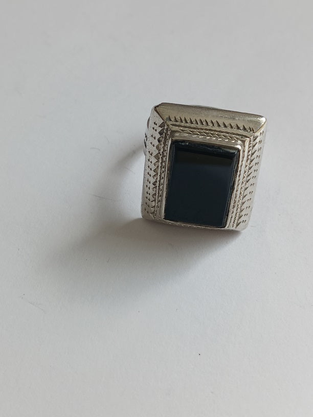Bague touarègue en argent ciselé ornée d'une pierre agate noire