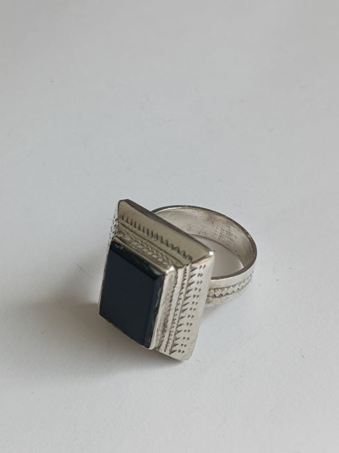 Bague touarègue en argent ciselé ornée d'une pierre agate noire