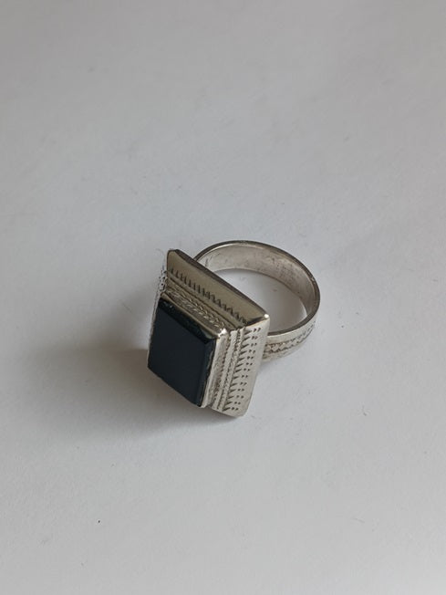 Bague touarègue en argent ciselé ornée d'une pierre agate noire