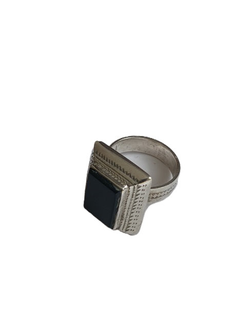 Bague touarègue en argent ciselé ornée d'une pierre agate noire